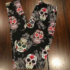 Buttery soft OS and Plus leggings!Soft as Lularoe